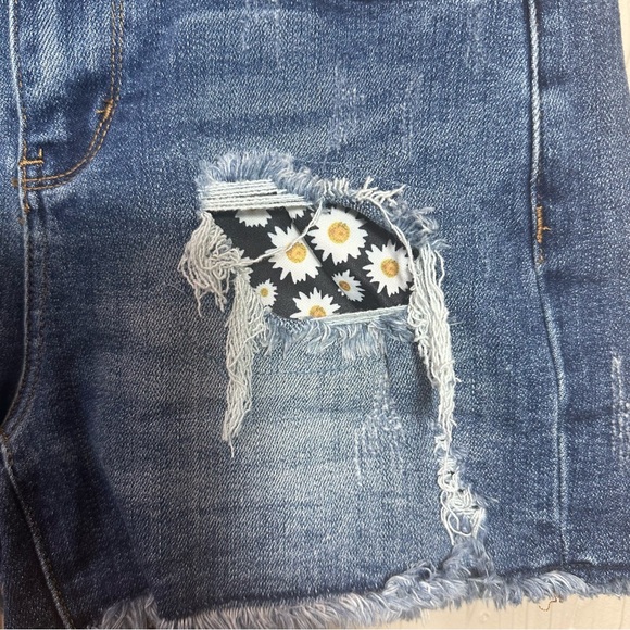 Judy Blue Daisy Patch Medium Wash Distressed Shorts Size Small - Picture 4 of 8